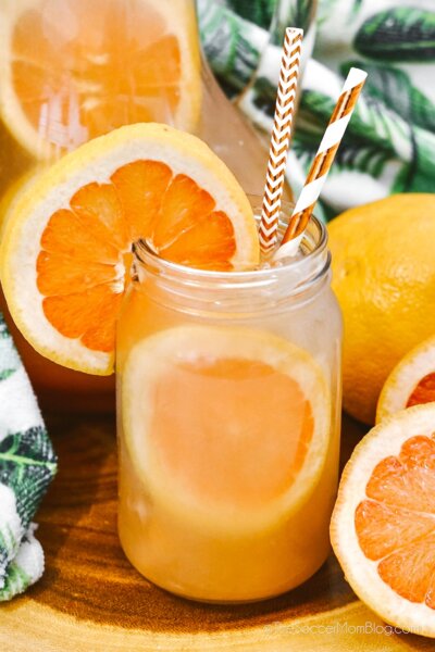 mason jar with grapefruit juice drink and fresh grapefruit slices