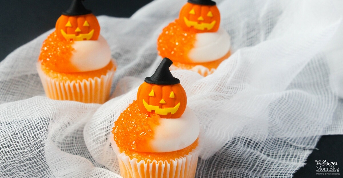 These Creamsicle-flavored Orange Halloween Cupcakes are the perfect pumpkin alternative! A tantalizing combination of smooth vanilla and juicy orange fruit.