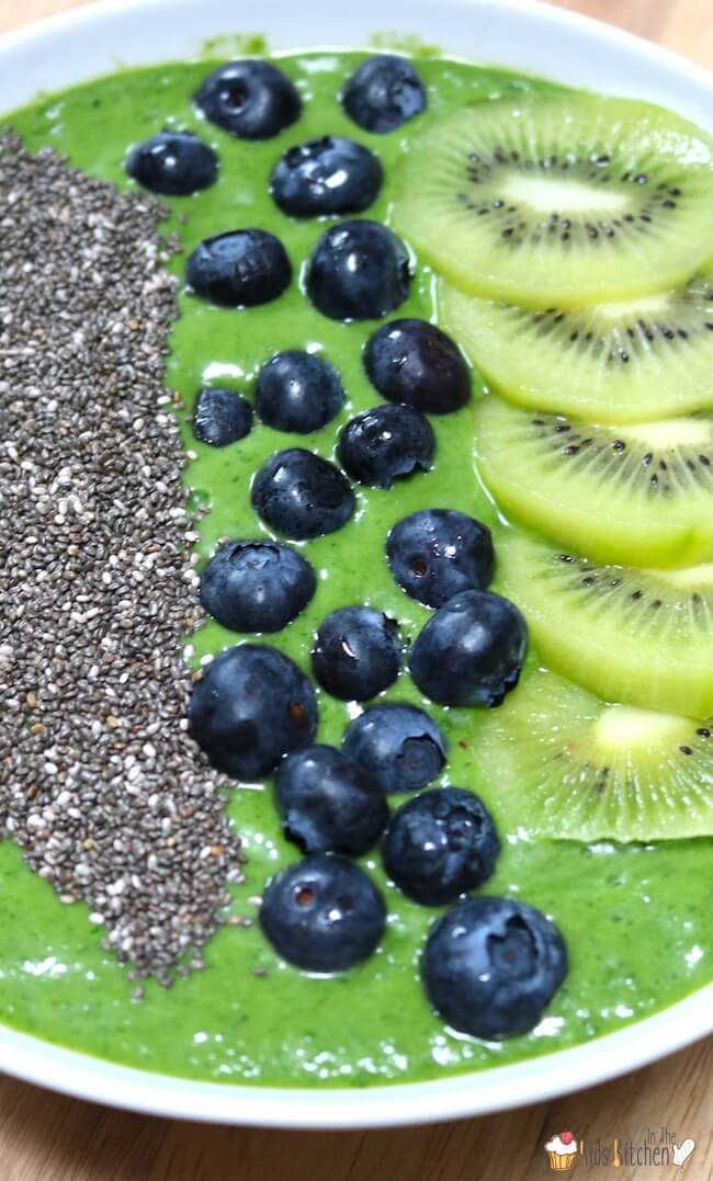 Green smoothie bowl with blueberries & kiwi